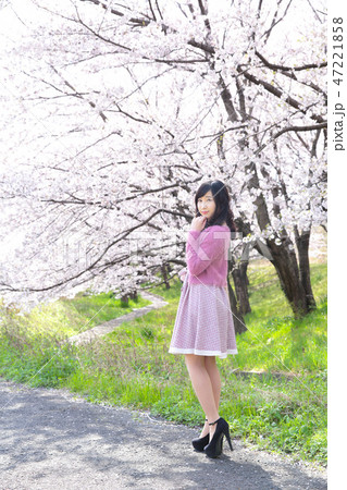 若い女性と桜 47221858