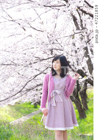若い女性と桜 若い女性と桜 47221859