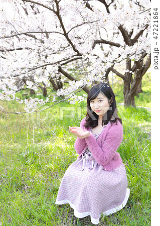若い女性と桜 若い女性と桜 47221864