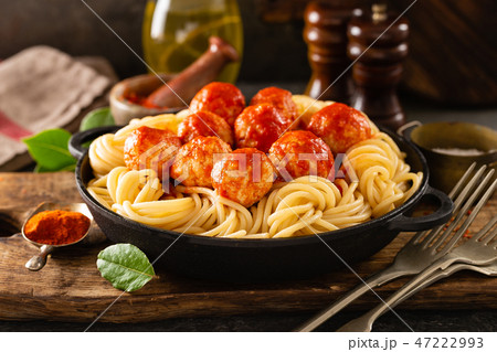 Spaghetti with tomato sauce and meatballs 47222993