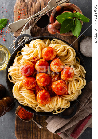 Spaghetti with tomato sauce and meatballs 47223001