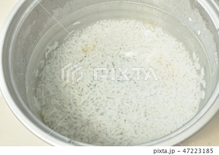rice sticked in cooking pot soak water  47223185