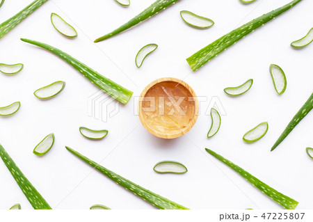 Aloe vera gel in wooden bowl with aloe vera leaves 47225807