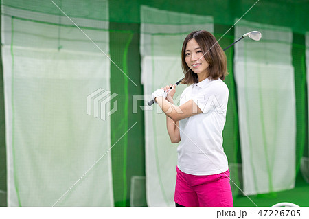 若い女性、ゴルフ、練習 47226705
