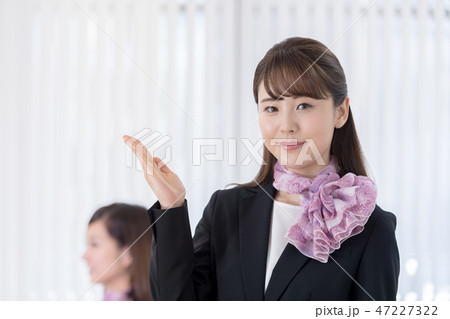 若い女性、2人、受付 47227322