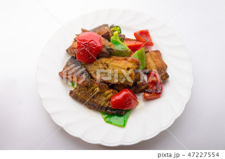 揚げ秋刀魚と彩り野菜のカレーソテー 47227554