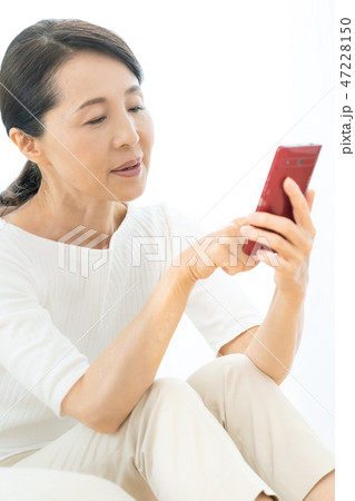 スマホを見る女性 スマホを見る女性 47228150