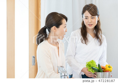 料理する女性たち 47228187