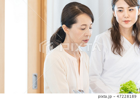 料理する女性たち 料理する女性たち 47228189
