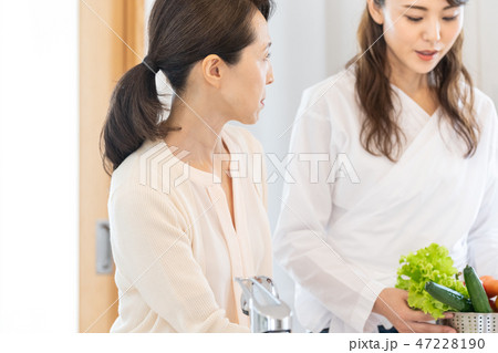 料理する女性たち 料理する女性たち 47228190