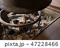 炭火の暖かそうな囲炉裏 47228466