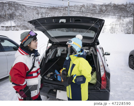 スキーをする家族（駐車場 準備） 47228590