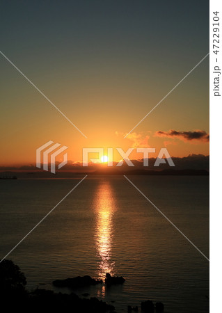 瀬戸内海の朝陽 47229104