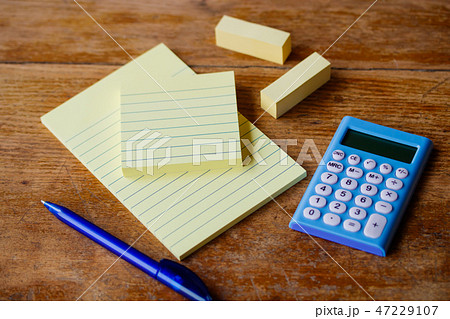 ふせん紙と電卓 ふせん紙と電卓 47229107