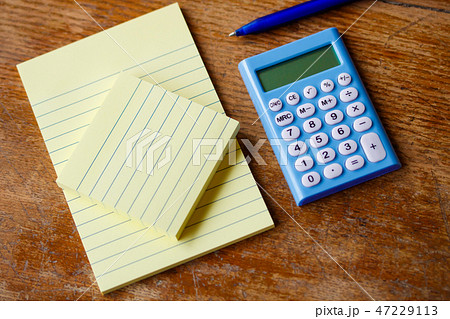 ふせん紙と電卓 ふせん紙と電卓 47229113