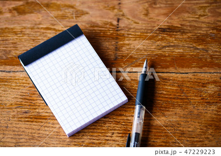 メモ帳とボールペン 47229223