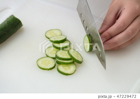 まな板で切った胡瓜白背景 47229472