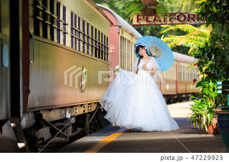 キュランダ駅構内でロケ撮を楽しむブライドさん 47229923