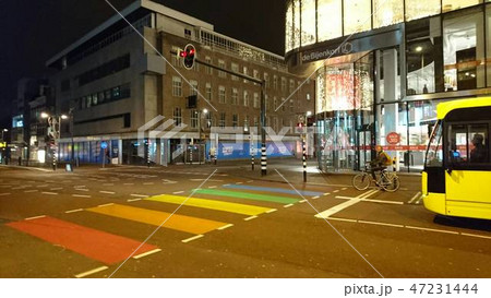 ミッフィーの信号機とカラフル横断歩道 47231444
