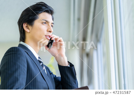 電話をする男性会社員 若いビジネスマン 電話をする男性会社員 若いビジネスマン 47231587