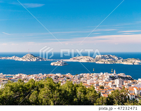 フランス・マルセイユ沖に浮かぶイフ島と旧港の絶景 フランス・マルセイユ沖に浮かぶイフ島と旧港の絶景 47232471