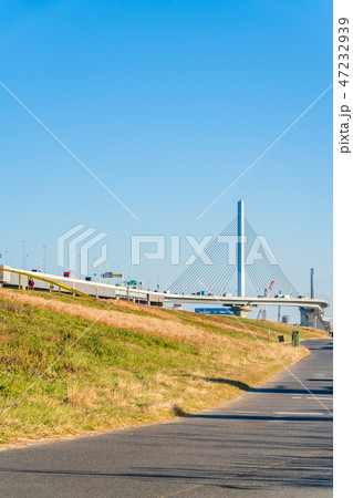 綾瀬川と首都高速 かつしかハープ橋 47232939