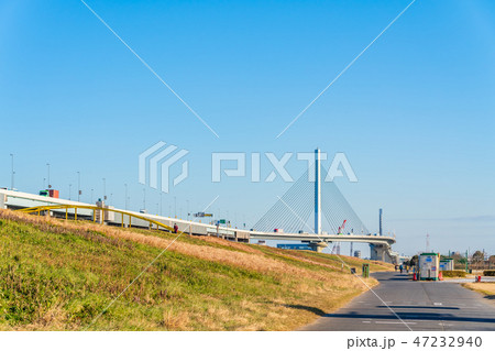 綾瀬川と首都高速 かつしかハープ橋 47232940