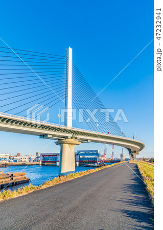 綾瀬川と首都高速 かつしかハープ橋の写真素材