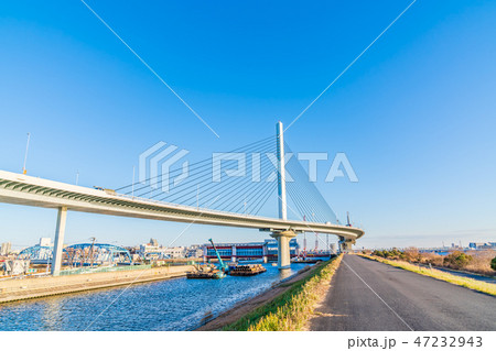 綾瀬川と首都高速 かつしかハープ橋の写真素材