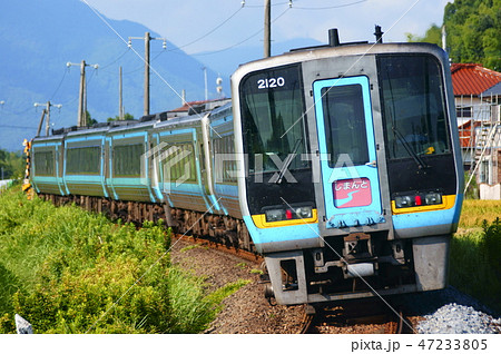 塩入のカーブを通過する2000系・特急しまんと・南風 塩入のカーブを通過する2000系・特急しまんと・南風 47233805