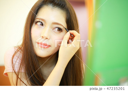 化粧する女性 化粧する女性 47235201