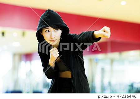 フィットネス　スポーツジム　トレーニング　ミドル　女性　エクササイズ 47236446
