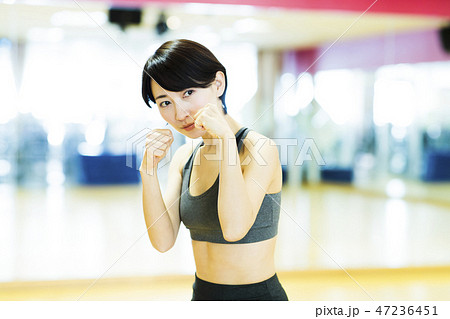 フィットネス　スポーツジム　トレーニング　ミドル　女性　エクササイズ 47236451