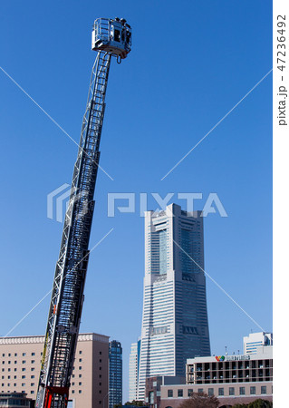 はしご車と高層ビル 47236492