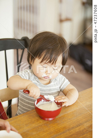 離乳食を食べる子ども 離乳食を食べる子ども 47237608