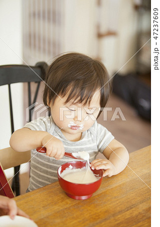 離乳食を食べる子ども 47237609