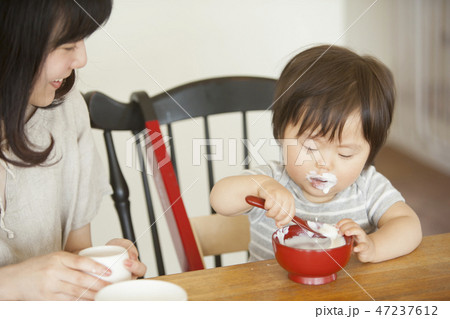 離乳食を食べる子ども 離乳食を食べる子ども 47237612