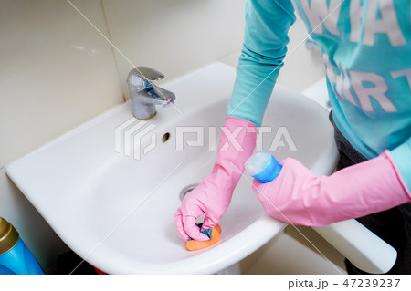 Image of woman hands in rubber gloves washing sink in bath Image of woman hands in rubber gloves washing sink in bath 47239237