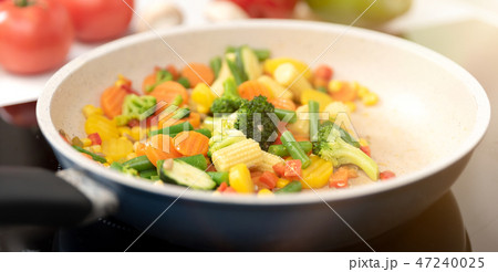 Fresh vegetables fried in a pan 47240025