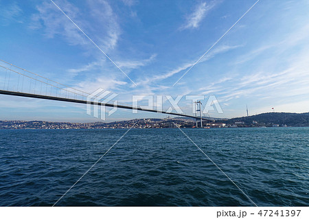 ボスポラス海峡にかかる橋 47241397