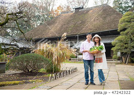 農業 夫婦 野菜 農家 イメージ 47242322