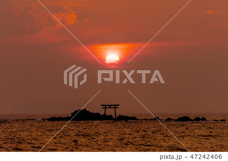 葉山名島の鳥居と江の島に落ちる夕日 47242406