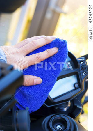 モーターサイクル　バイクを磨く男性 47242526