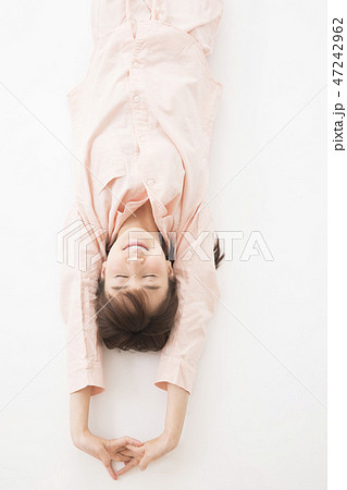 眠る若い女性 47242962