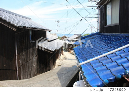 香川県豊島の民家の屋根が海へ向かって伸びる 47243090