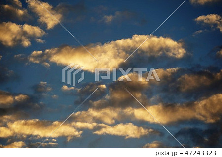 夕焼け空（高積雲とすき間雲） 47243323