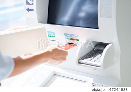 ATMを操作する若い女性 ATMを操作する若い女性 47244683