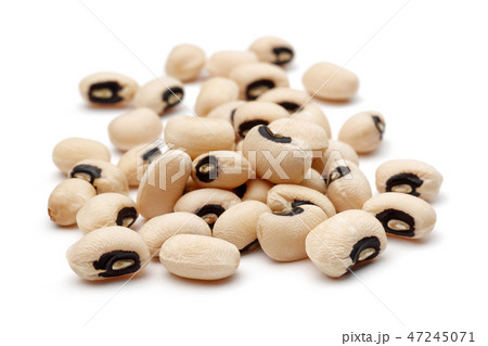 Black-eyed peas, cowpeas on white background 47245071