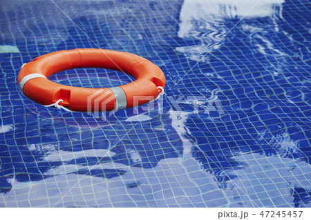 プールに浮かぶ浮き輪の写真素材