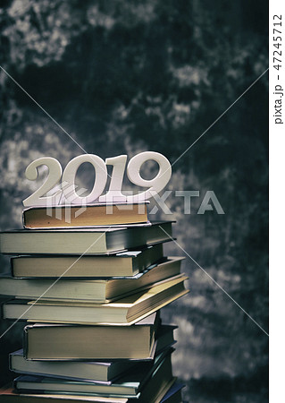 積み上げられた本の上の2019の数字 積み上げられた本の上の2019の数字 47245712